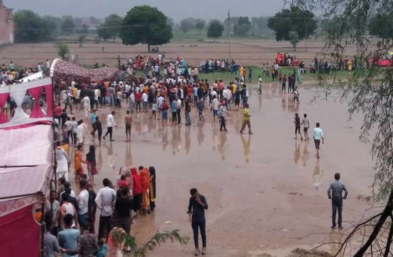 भरतपुर. जुरहरा गांव में दशहरा पर रावण का विशाल 55 फीट ऊंचा पुतला दहन से पहले ही गिर गया।