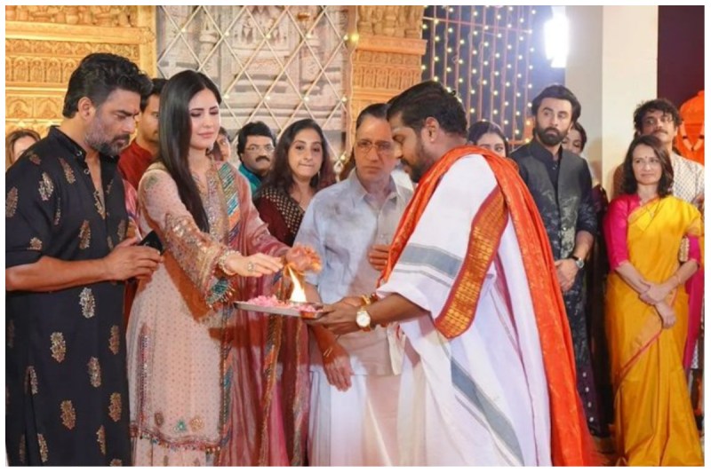 ranbir kapoor and katrina kaif reached at navratri event where ranbir was gazing at katrina