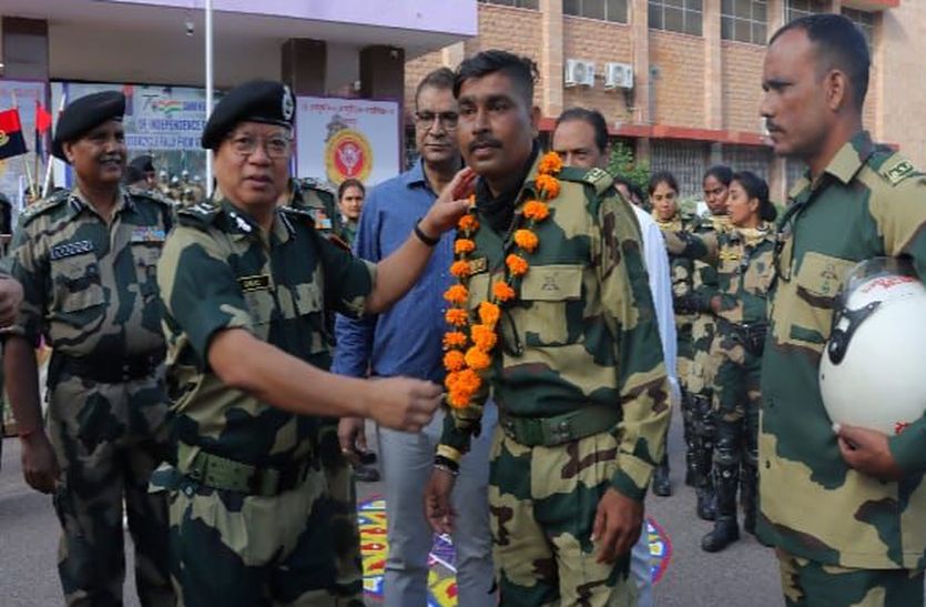 बीएसएफ के बाइक राइडर्स दे रहे देशप्रेम का संदेश