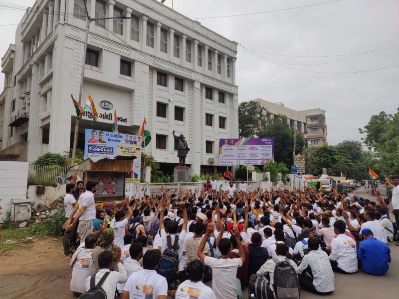 गुजरात प्रदेश कांग्रेस कार्यालय के बाहर राजस्थान के युवाओं का धरना, की रामधुन