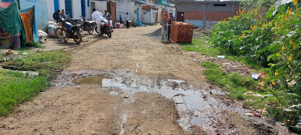 Public toilet tank explodes on the road flowing dirt