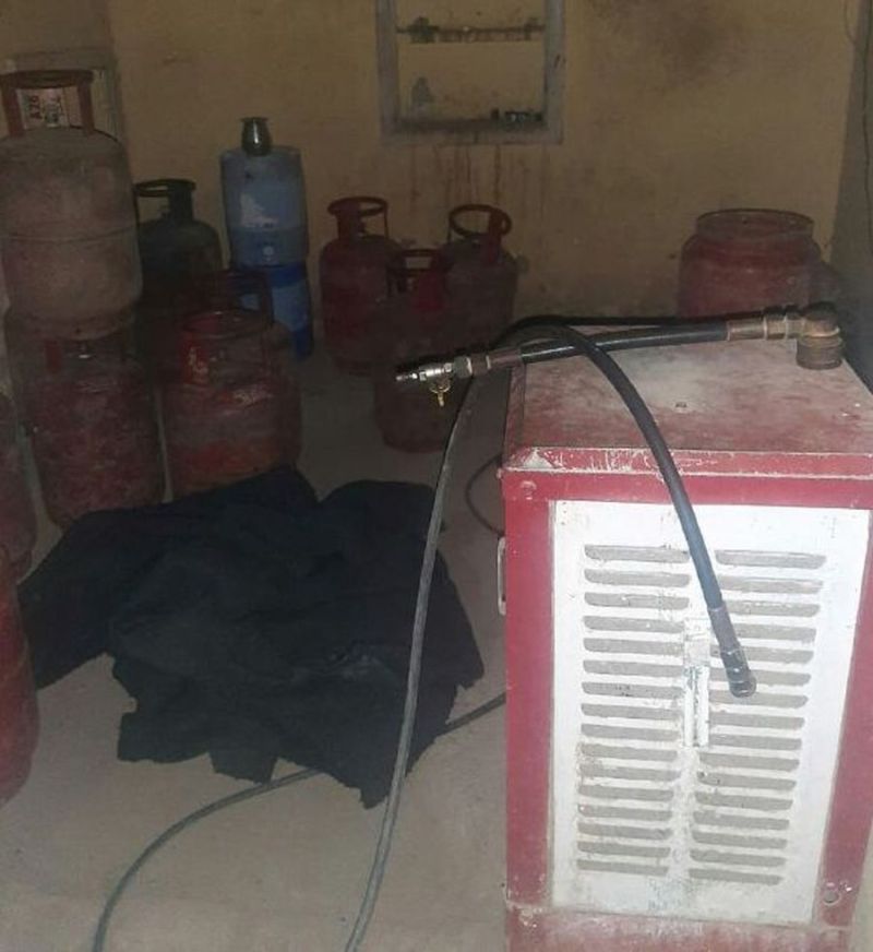 Illegal refilling : गैस की अवैध रिफिलिंग, 14 सिलेण्डर जब्त