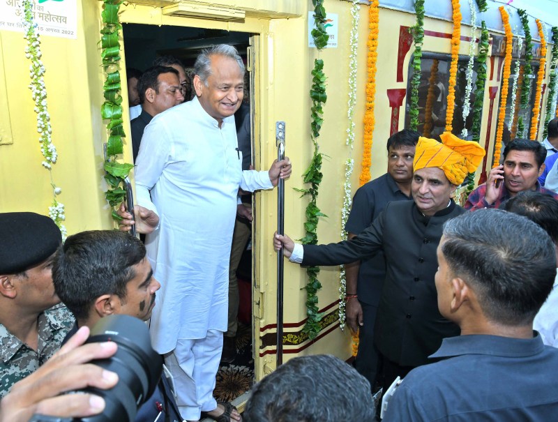 पैलेस ऑन व्हील्स शुरू, गहलोत ने दिखाई हरी झंड़ी, किया मंत्रियों के साथ सफर