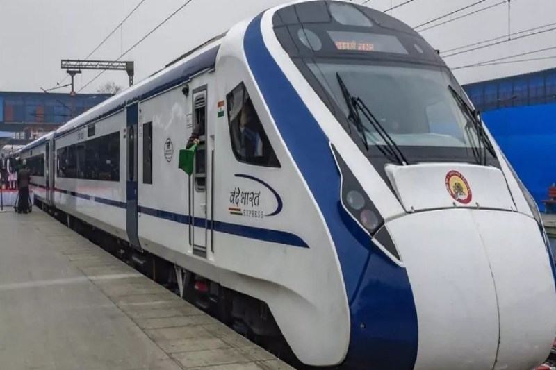 वाराणसी जा रही वंदेभारत एक्सप्रेस के पहिए जाम, सारे प्रयास फेल ट्रेन टस से मस नहीं हुई, रेलवे अफसर मायूस