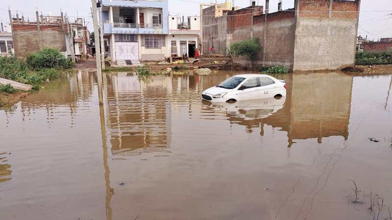 मुरैना में भरा चार फुट पानी, किया हाइवे जाम
