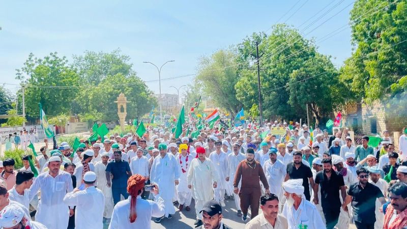 ईद मिलादुन्नबी पर निकाला विशाल जुलूस, जगह-जगह हुई पुष्पवर्षा