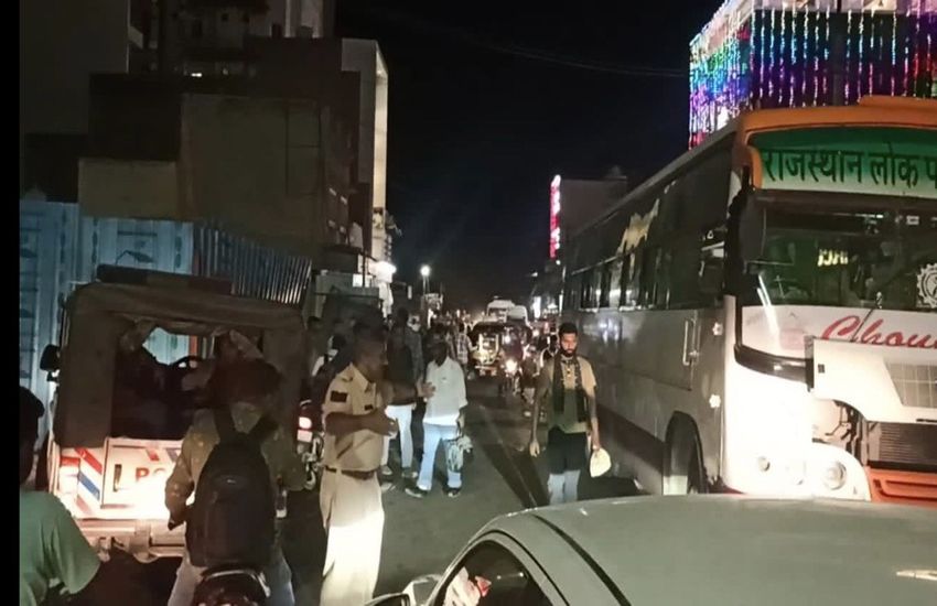 बेटे के साथ स्कूटी पर जा रही वृद्धा को बस ने कुचला
