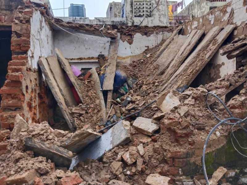 बरसात से कमरे की गिरी छत