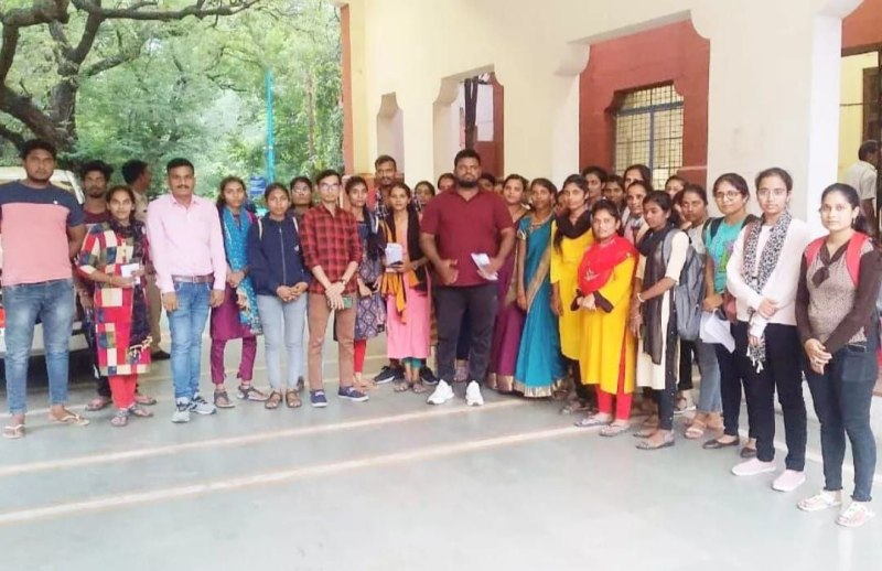 मूल्यांकन दोबारा कराने की मांग को लेकर विश्वविद्यालय पहुंचे छात्र