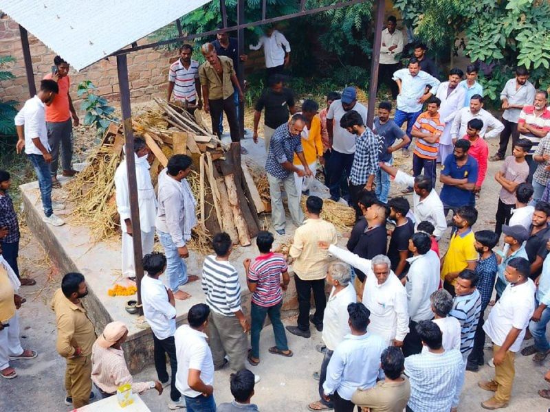 Blast : एक ही चिता पर तीनों संतानों की अंतिम विदाई, पिता ने दी मुखाग्नि