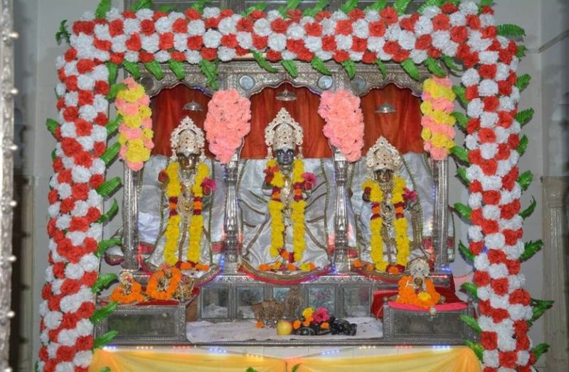 धवल चांदनी में अमृत बरसाता रहा सोलह कला का चांद