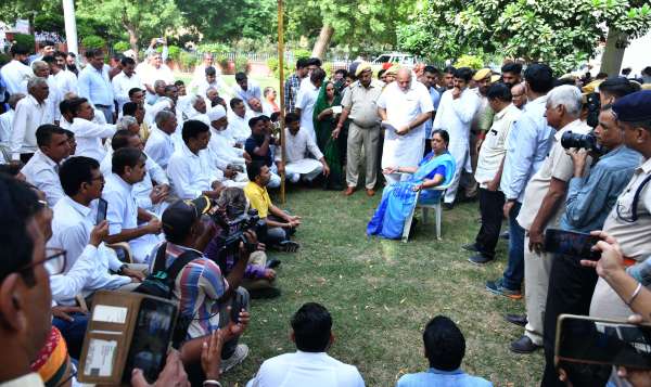 केन्द्र के प्रोजेक्ट पर क्या दें आश्वासन