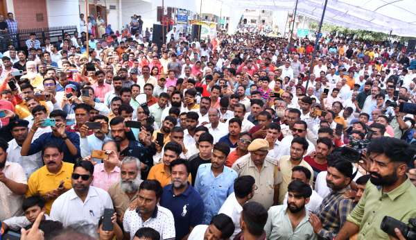 संकरी गली में भीड़: