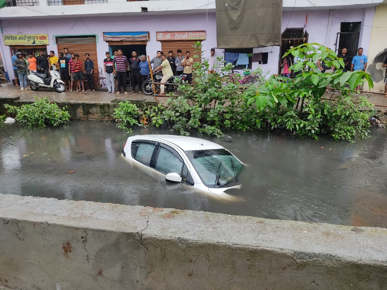 Weather Forecast Update : मेरठ में बारिश ने तोड़ा अक्टूबर में 42 साल का रिकार्ड, नाले में गिरी कार 6 मकान ढहे