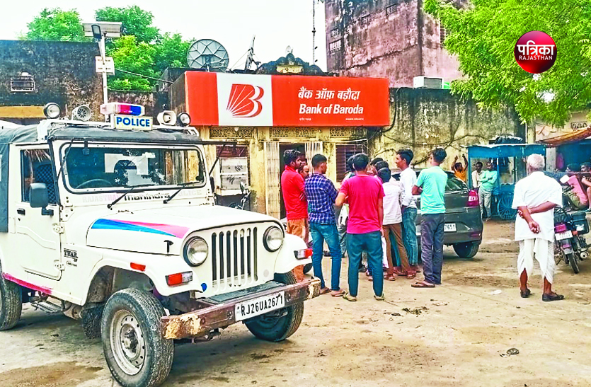 नानेर गांव के बैंक स्कूल व दो मकानों के ताले तोडकऱ चोरी की वारदात