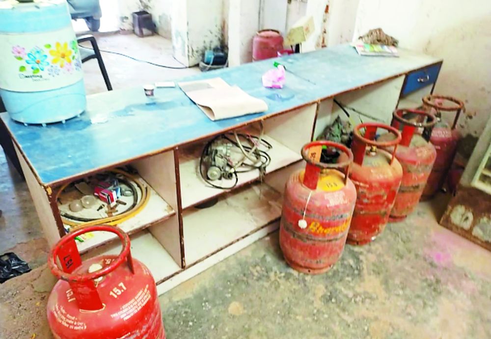 गाड़ी में अवैध रूप से गैस रिफलिंग करते एक गिरफ्तार
