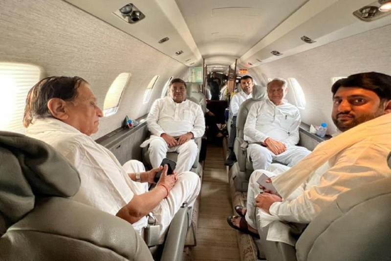 सियासी उबाल के बीच गहलोत को मिला आलाकमान का बड़ा संदेश