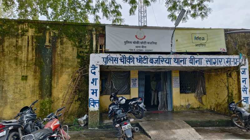 Police reached on the information of sex racket, two girls and three youths were found on the spot