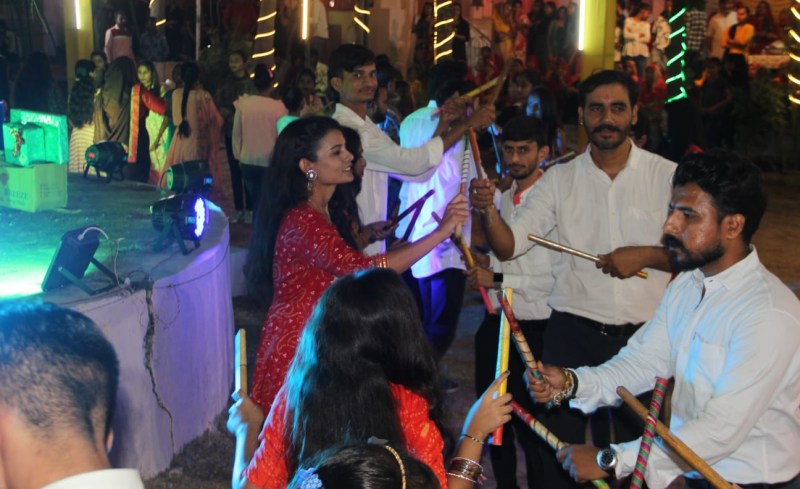 शरद पूर्णिमा पर गरबा नृत्य : शीतल धवल रोशनी में देर रात तक थिरकते रहे कदम