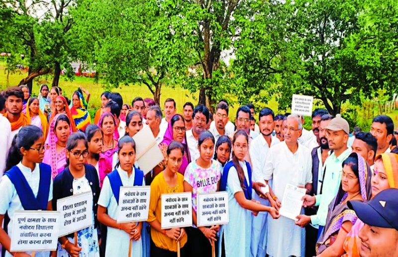 नवोदय विद्यालय में व्याप्त अव्यवस्थाओं को लेकर किया गया प्रदर्शन, राज्यपाल व मुख्यमंत्री के नाम सौंपा ज्ञापन