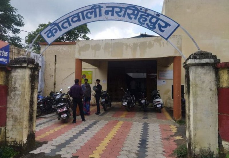 थाना के प्रवेश द्वार पर ही वाहनों की पार्किंग