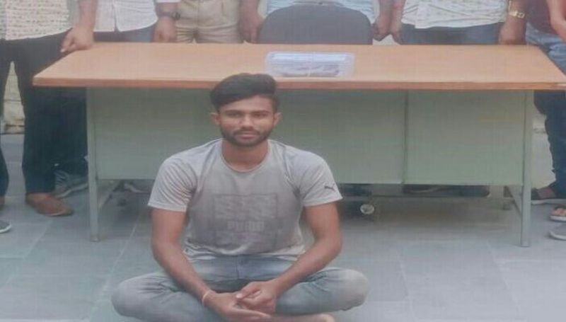 Weapons siezed : बिना नम्बर की बाइक सवार से हथियार व कारतूस जब्त