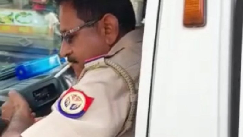 दो कैदियों के साथ पुलिस की एंबुलेंस में मौज मस्ती, वीडियो वायरल, पुलिस कमिश्नर ने बैठाई जांच
