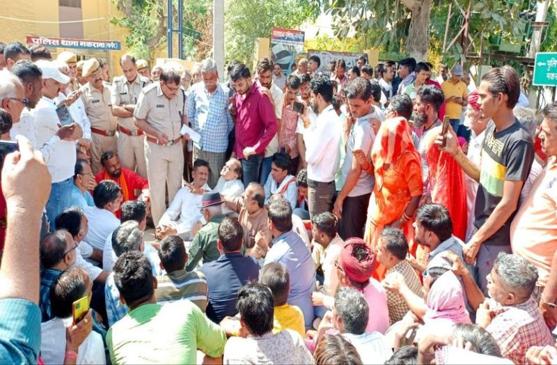 थाने के सामने किया धरना-प्रदर्शन, चार आरोपी गिरफ्तार