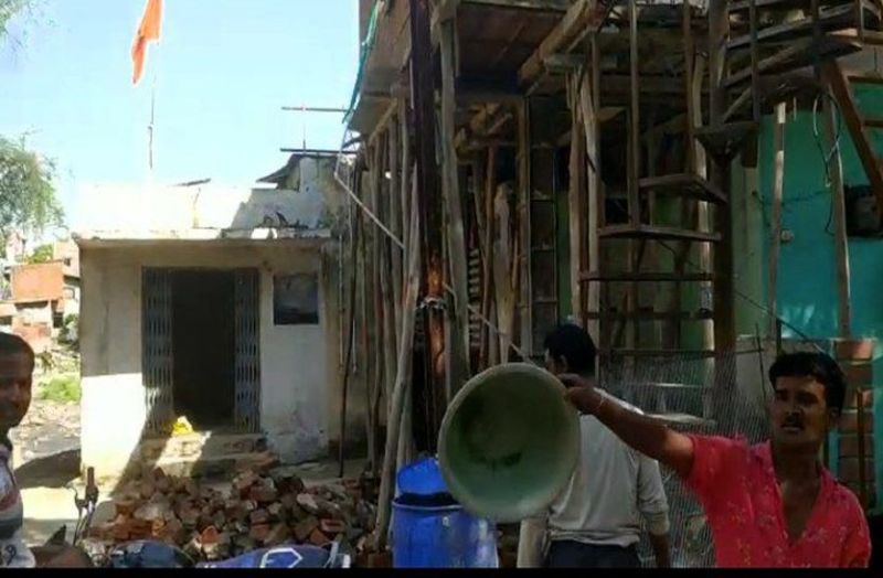 महिला स्नानागार की जमीन पर तानी जा रही है बिल्डिंग