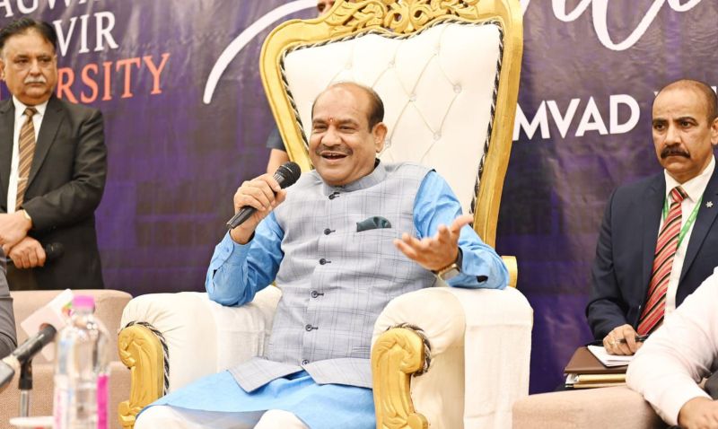 सूरत में विद्यार्थियों से संवाद में ये महत्वपूर्ण बातें की लोकसभा अध्यक्ष ने