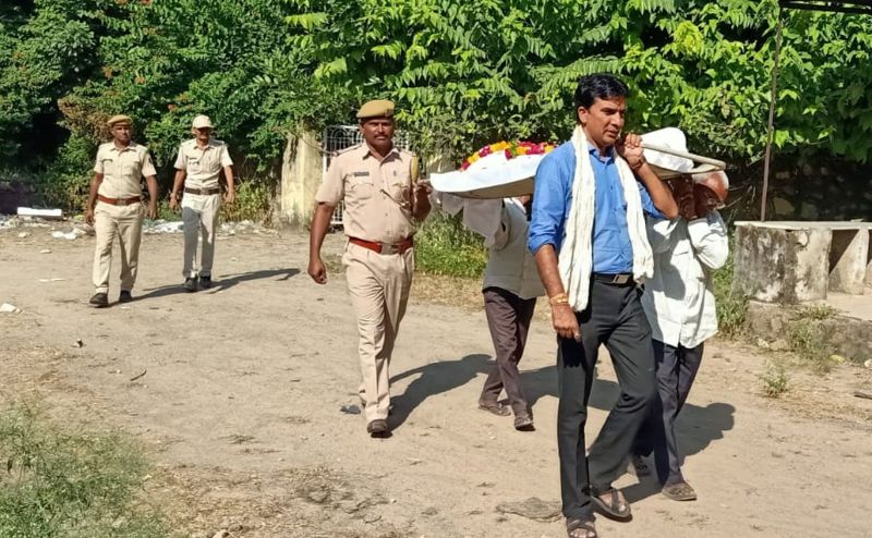 समाजसेवी प्रकाश ने लावारिश का वारिश बनकर विधि- विधान से किया अंतिम संस्कार