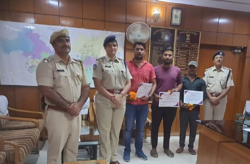 Honour : दो किशोरों की जान बचाने पर तीन नौका चालक सम्मानित