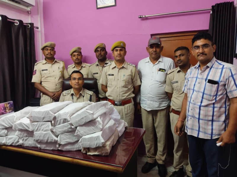 राजस्थान-गुजरात बॉर्डर पर दो कारों से इतनी रकम मिली कि गिनने के लिए पुलिस को मशीन मंगवानी पड़ी, नोट गिनने में लगे 8 घंटे