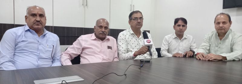 नहीं हटाया दशहरा का कचरा,बाजारों में कचरे के ढेर