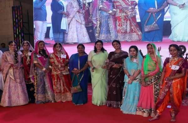 ब्राइडल मेकअप में हर्षलीन विजयी