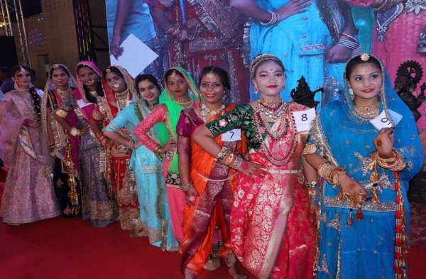 ब्राइडल मेकअप में हर्षलीन विजयी