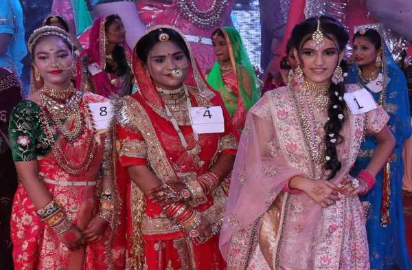 ब्राइडल मेकअप में हर्षलीन विजयी