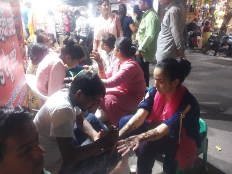 Karva Chauth 2022 : करवा चौथ पर सुहागिन महिलाओं से गुलजार रहा देर रात तक मेरठ का बाजार