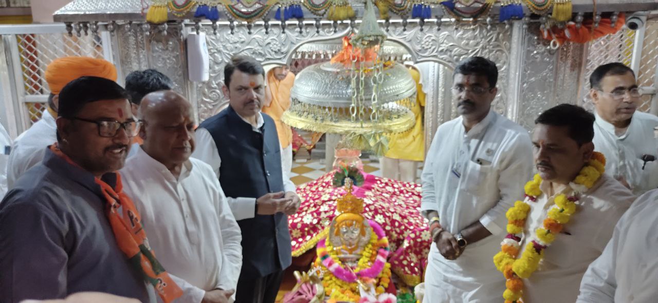 Video: महाराष्ट्र के उपमुख्यमंत्री देवेंद्र फडणवीस ने बाबा रामदेव समाधि के किए दर्शन