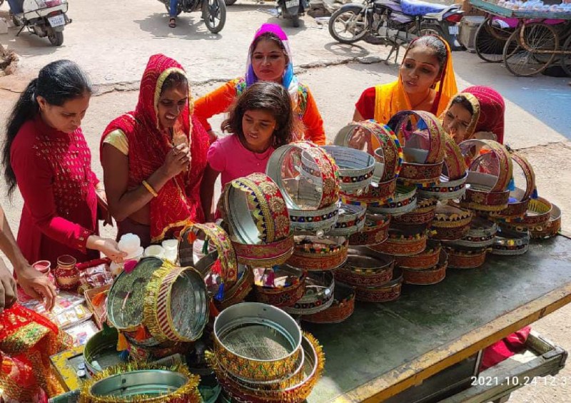 करवाचौथ को लेकर बाजार हुए गुलजार, महिलाओं की उमड़ी भीड़