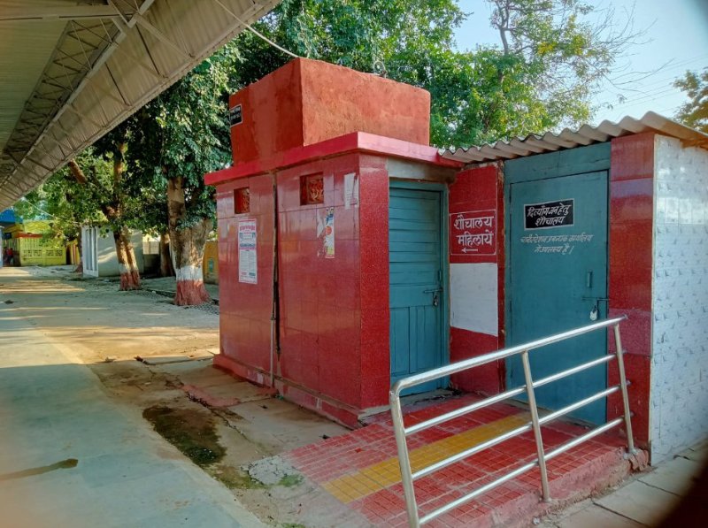 स्टेशन पर दिव्यांग व महिलाओं के टॉयलेट पर लगा रहता है ताला