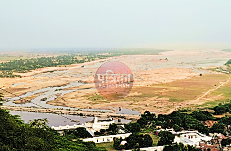 बीसलपुर बांध के एक गेट से अभी भी जारी है बनास में पान की निकासी