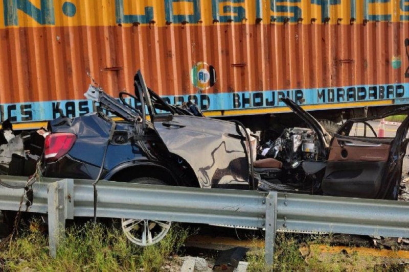 पूर्वांचल एक्सप्रेसवे पर बीएमडब्ल्यू कार और कंटेनर में भिड़ंत, बीएमडब्ल्यू कार के परखच्चे उड़े, चार की मौके पर मौत