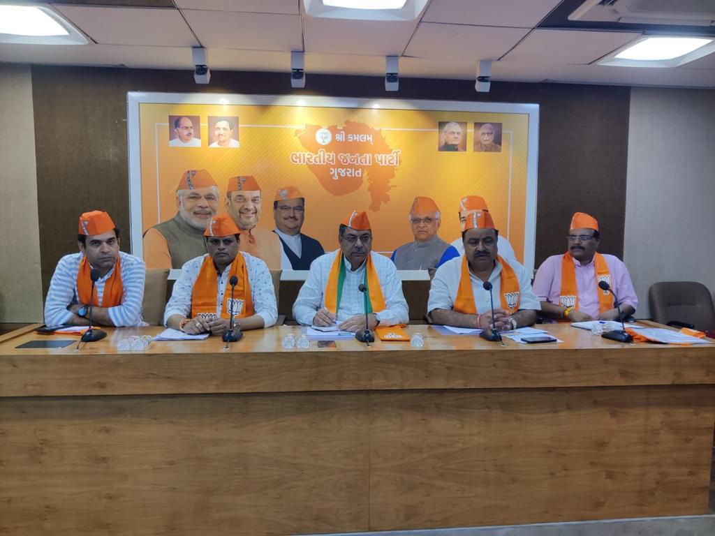 गुजरात में पूनियां ने राजस्थान सरकार को बताया नकारा, कहा इनसे सावधान रहें