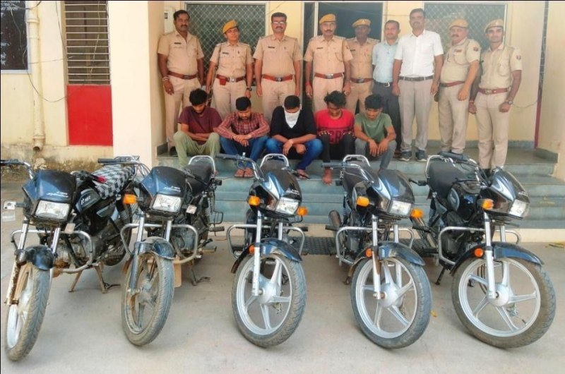 चोरी की बाइकें खरीदकर बेचता था कांस्टेबल, पुलिस ने आरोपी कांस्टेबल सहित पांच आरोपियों को किया गिरफ्तार
