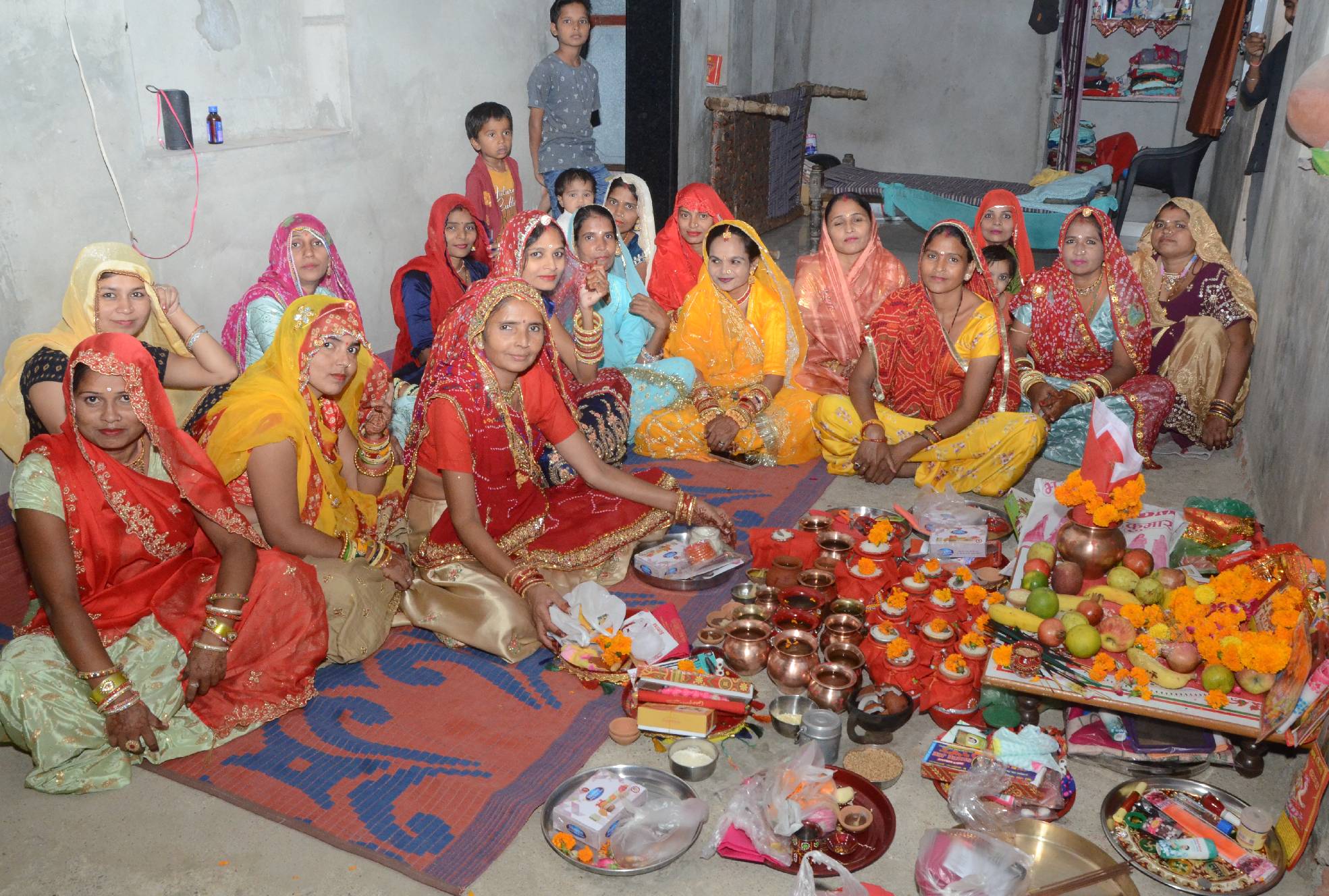 करवा चौथ: पति की दीर्घायु के लिए महिलाओं ने रखा निर्जला व्रत, चौथ माता की पूजा अर्चना की