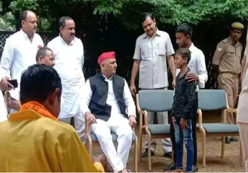 akhilesh_yadav_met_mulayam_singh_little_supporter_promised_to_bear_all_expenses.png