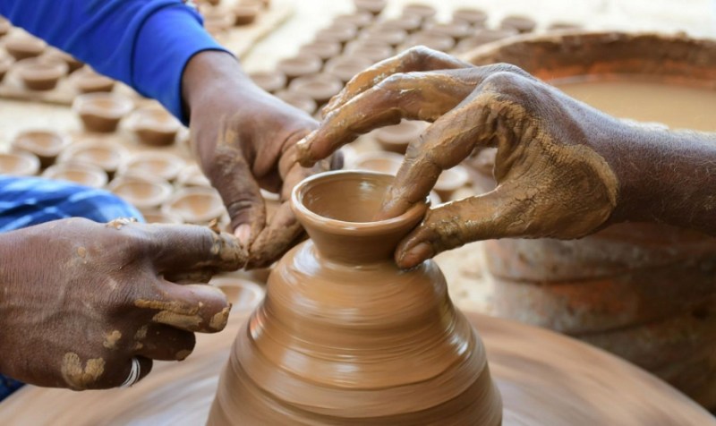 दिवाली के लिए इस बार आकर्षक दीपक बाजार में, ग्राहकों में खरीदारी के प्रति आकर्षण बढ़ा