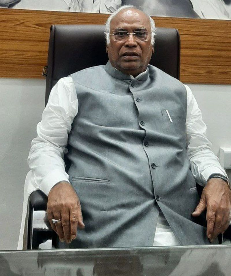 कांग्रेस अध्यक्ष चुनाव के बाद गांधी परिवार की भूमिका पर खरगे का बड़ा बयान