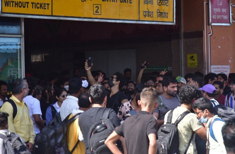 विशाल भारद्वाज और ईशान खट्टर ट्रेन से पहुंचे जयपुर, स्टार्स का कॉमनमैन अंदाज